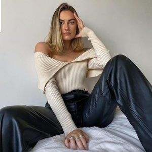 OFF SHOULDER FITTED KNIT TOP